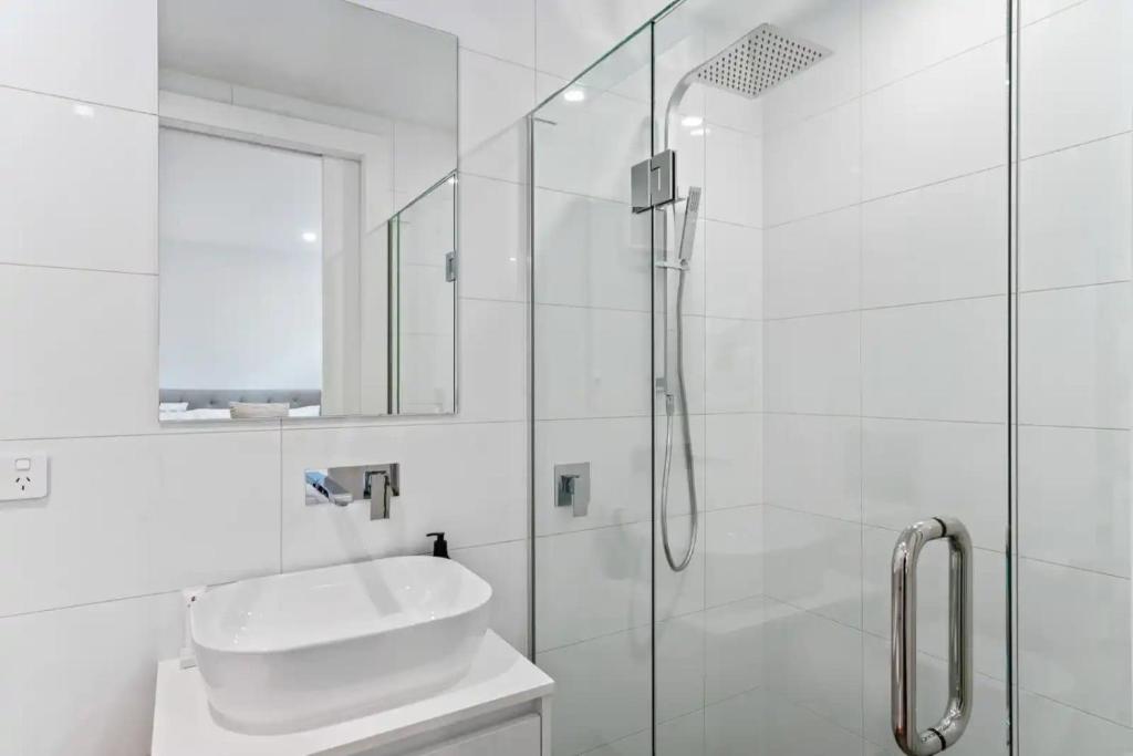 Lakeview Luxury Villa - Resim 12