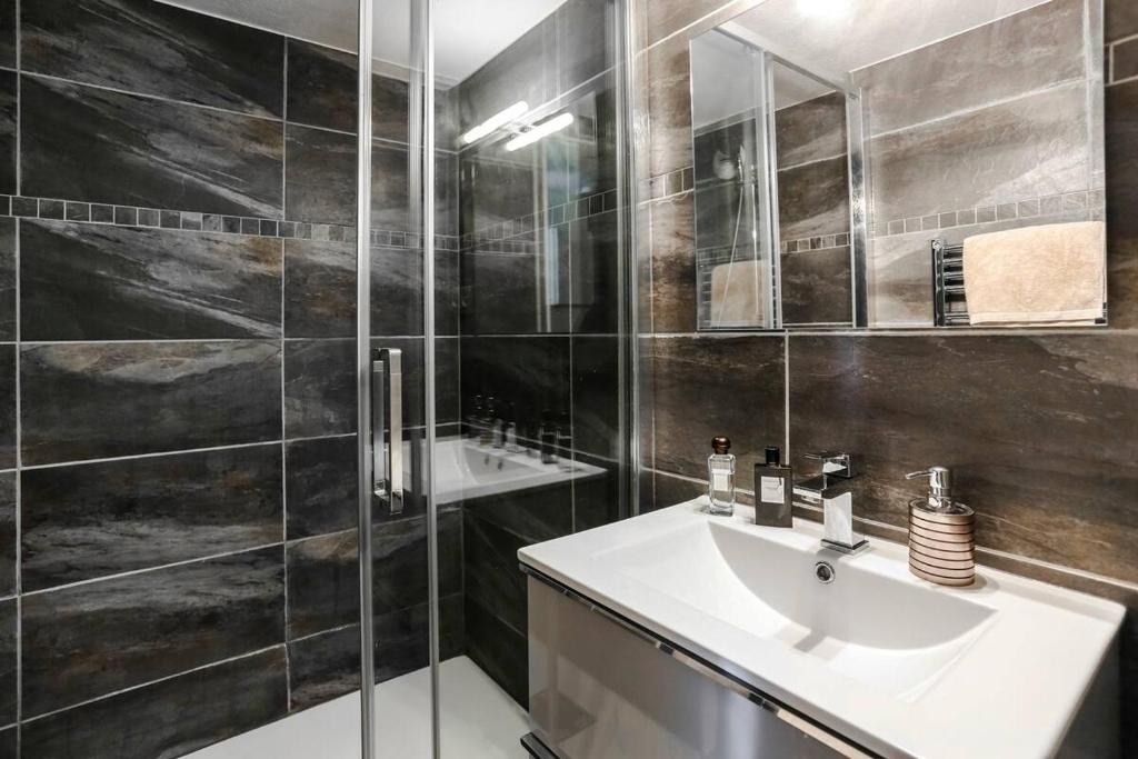 une salle de bain avec un lavabo et une douche dans l'établissement Sublime appartement calme et cosy, à Saint-Raphaël