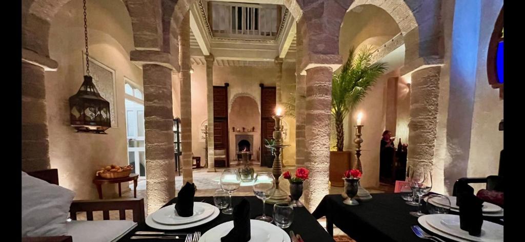 une salle à manger avec une table dans un bâtiment dans l'établissement Riad MALAÏKA, à Essaouira