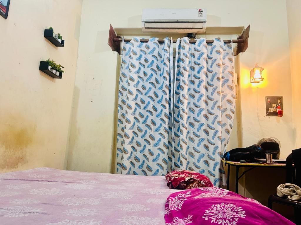 Ένα ή περισσότερα κρεβάτια σε δωμάτιο στο Kashi homestay