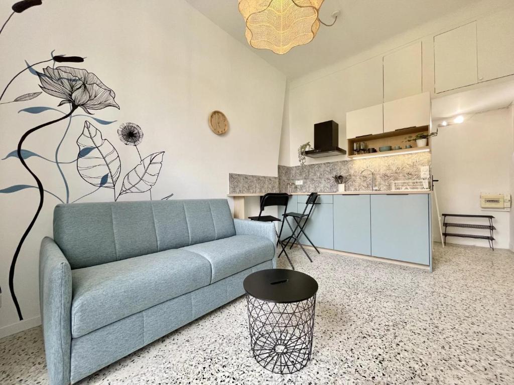 un salon avec un canapé et une cuisine dans l'établissement Studio Les Sources, à Nice