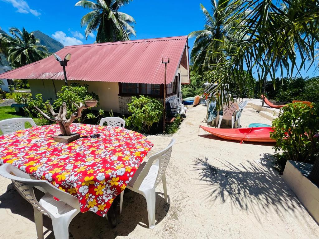 Bazén v ubytování Pension Fare Hiro Moorea nebo v jeho okolí