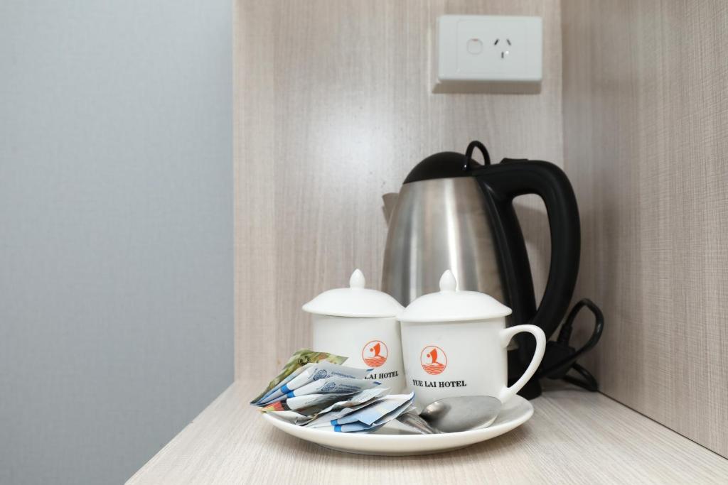 Příslušenství pro přípravu čaje a kávy v ubytování Yue Lai Hotel