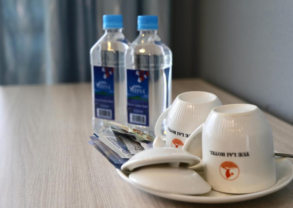Příslušenství pro přípravu čaje a kávy v ubytování Yue Lai Hotel