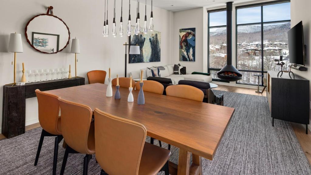 a dining room with a table and chairs at Treehouse 409 EPIC 3 bed By Stowe Mountain Rentals in Stowe