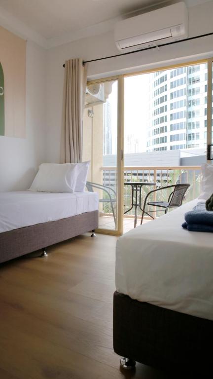 Postel nebo postele na pokoji v ubytování Breeze Inn Gold Coast
