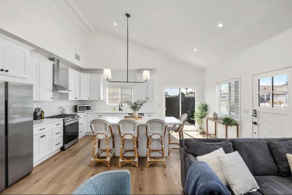une cuisine et un salon avec un canapé et une table dans l'établissement Coastal Modern 3 Bed 2 Bath, Pet Friendly, à Hawthorne