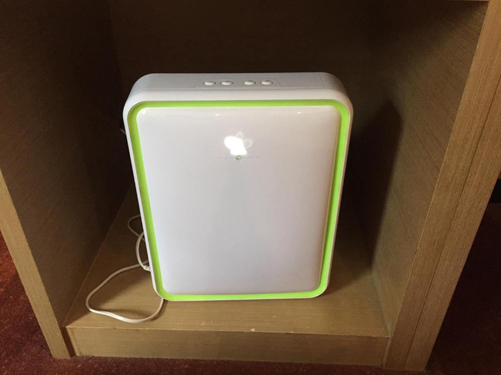 um dispositivo de maçã verde e branca numa gaveta em Lavande Hotel Shenzhen Huaqiangnan Branch em Shenzhen