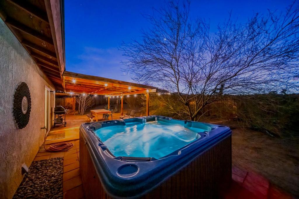 Πισίνα στο ή κοντά στο Cozy desert retreat with amazing views only 4 miles to JTNP