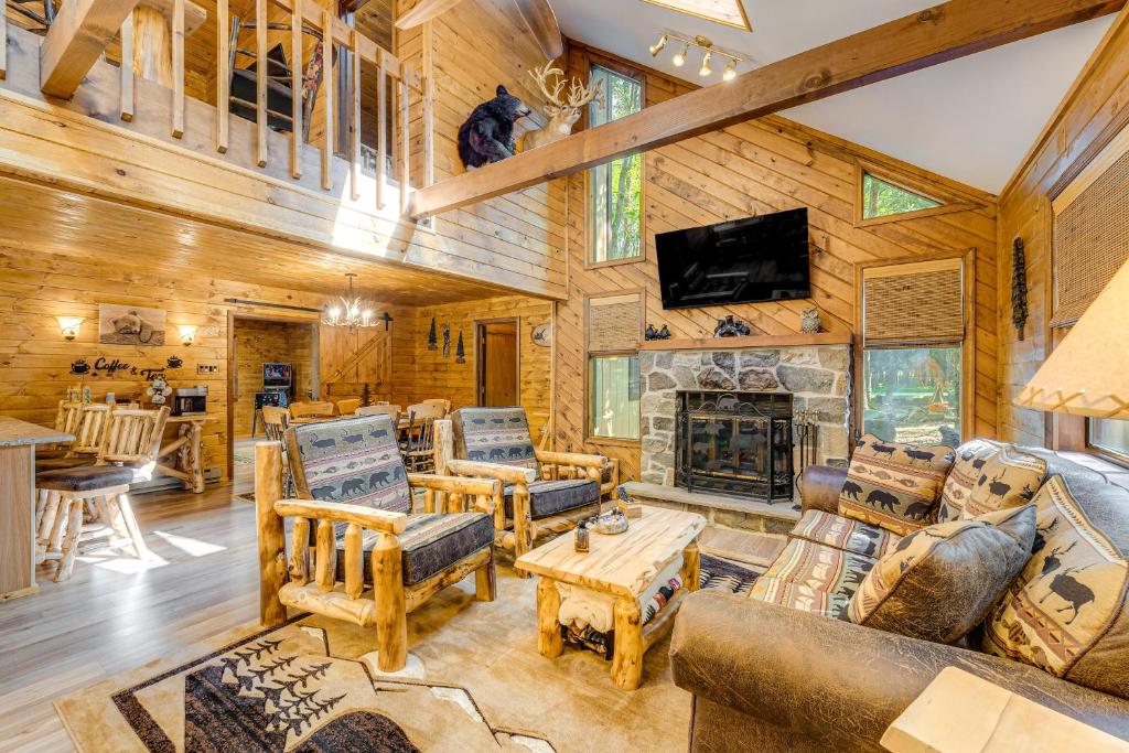 Posezení v ubytování Game Room and Hot Tub Pine Bear Pocono Lake Cabin