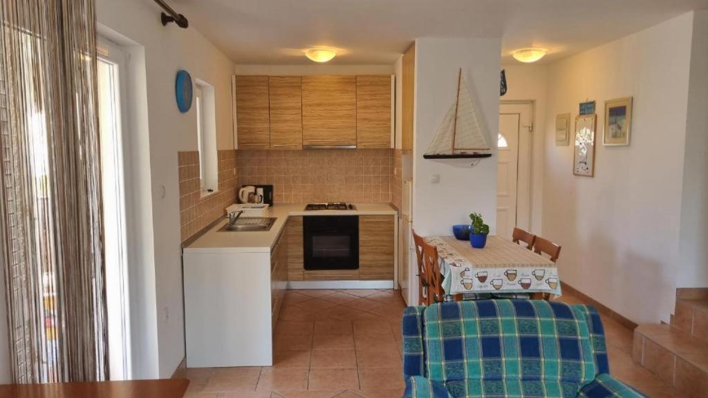 une cuisine avec une table et une cuisine avec une cuisinière dans l'établissement Apartment Relax, à Mandre