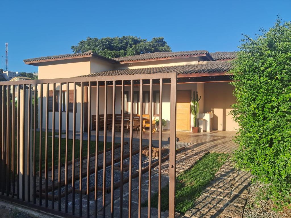 een hek voor een huis bij Casa in Socorro