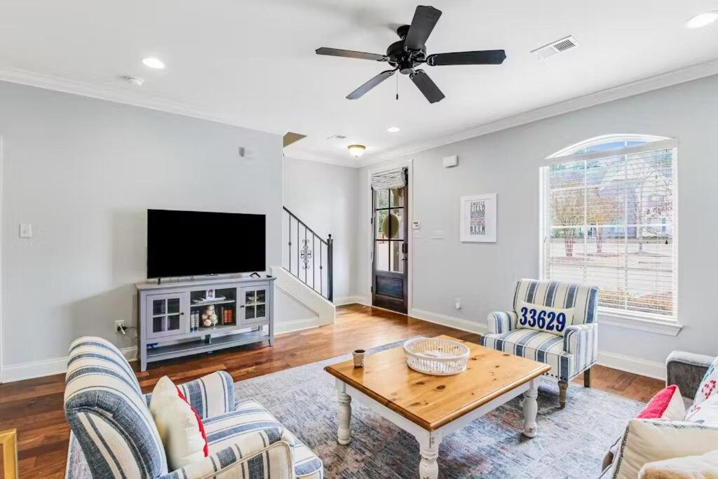 Una sala de estar con una mesa y un televisor. en HYDR Comfy Condo Less2 mi to OM, en Oxford