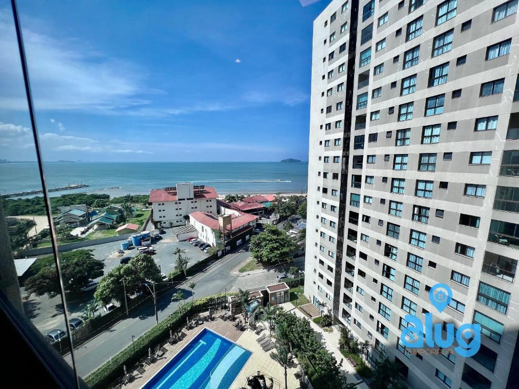 a view of a large building and the ocean at Vista Mar Próximo ao Beto Carrero - Cond. Club in Piçarras