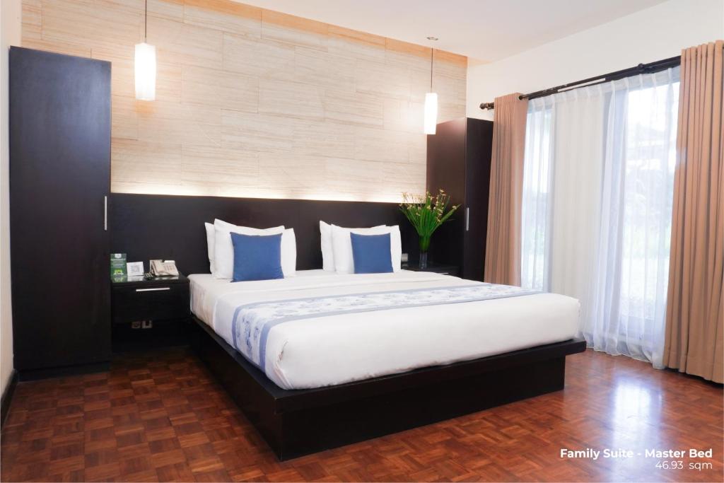 Postel nebo postele na pokoji v ubytování Puteri Gunung Hotel