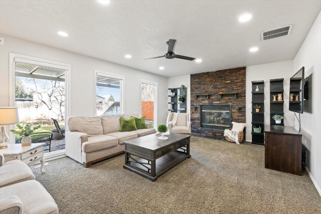 Χώρος καθιστικού στο Cozy 5BR w Fire Pit BBQ Near TopGolf Fun