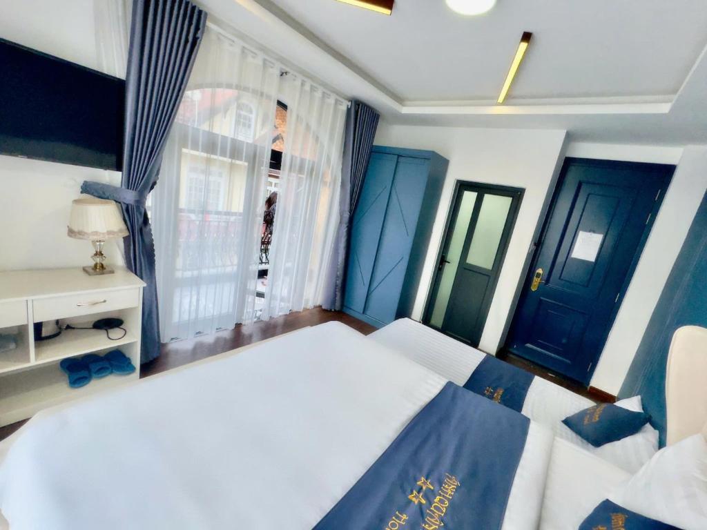 Giường trong phòng chung tại Anh Quan Khoi Hotel