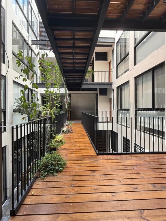 een houten loopbrug in het midden van een gebouw bij Relajante y acogedor in Tangolunda