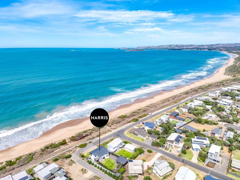 ポート・エリオットにあるSeascape at Boomer 2 Ocean Rd Port Elliot - No Linen Includedの「ハイアニス」と書かれた看板のあるビーチの航空写真