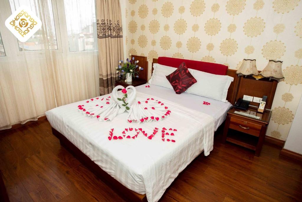 Postel nebo postele na pokoji v ubytování Hoa Hồng Hotel 2 - Xã Đàn
