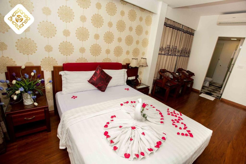 Postel nebo postele na pokoji v ubytování Hoa Hồng Hotel 2 - Xã Đàn