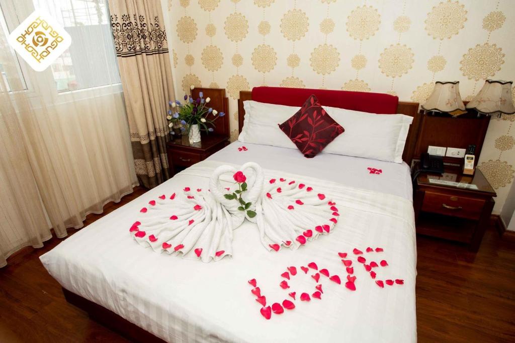 Postel nebo postele na pokoji v ubytování Hoa Hồng Hotel 2 - Xã Đàn