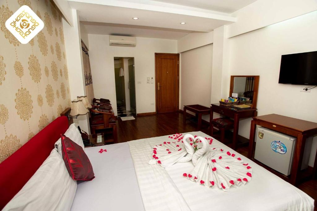 Postel nebo postele na pokoji v ubytování Hoa Hồng Hotel 2 - Xã Đàn