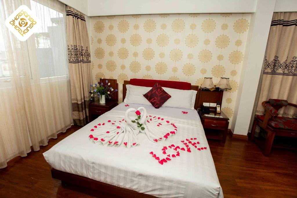 Postel nebo postele na pokoji v ubytování Hoa Hồng Hotel 2 - Xã Đàn