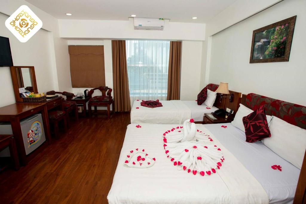 Postel nebo postele na pokoji v ubytování Hoa Hồng Hotel 2 - Xã Đàn