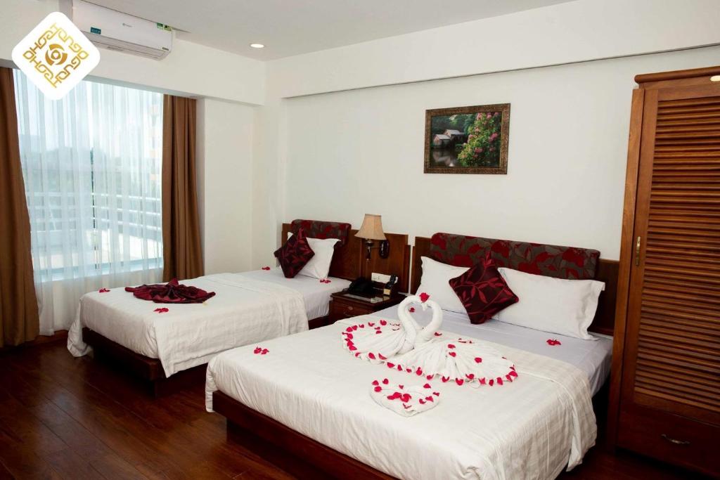 Postel nebo postele na pokoji v ubytování Hoa Hồng Hotel 2 - Xã Đàn