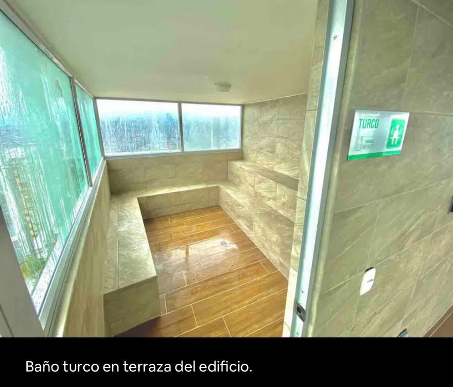 una stanza vuota con una scala in un edificio di Lujoso apartamento con aire acondicionado en calle 60 Ibagué Tolima a Ibagué