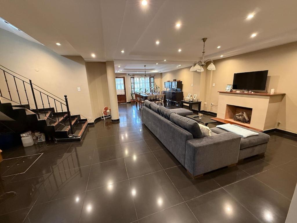 Μια τηλεόραση ή/και κέντρο ψυχαγωγίας στο Caseros House - Guest House