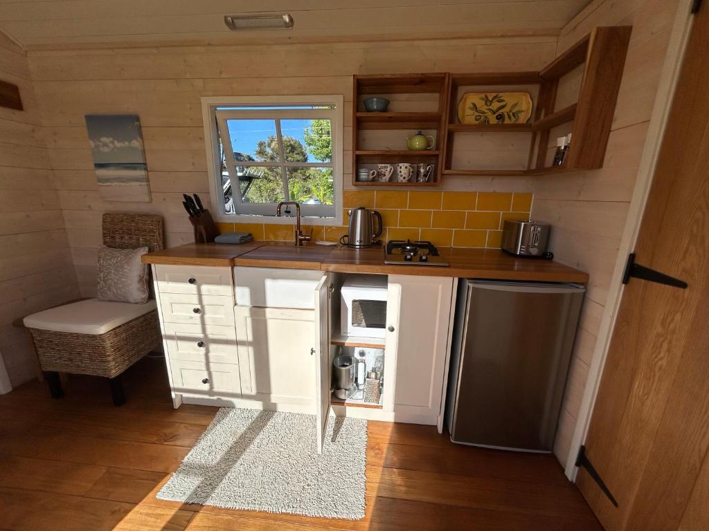 Kuchyň nebo kuchyňský kout v ubytování Gumdiggers Tiny House