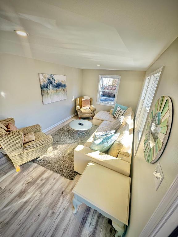 a living room with a couch and chairs in it at Londontowne Hideaway in Annapolis