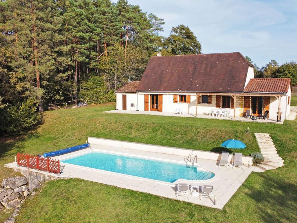 une vue aérienne d'une maison avec piscine dans l'établissement Maison plain-pied avec piscine privée au cœur du Périgord - FR-1-824-18, à Tursac