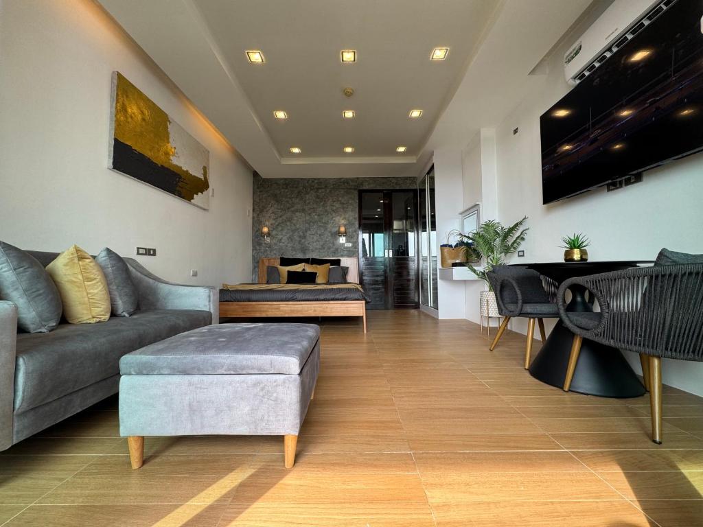 Et opholdsområde på Luxury Seaview studio apartment at Karon beach