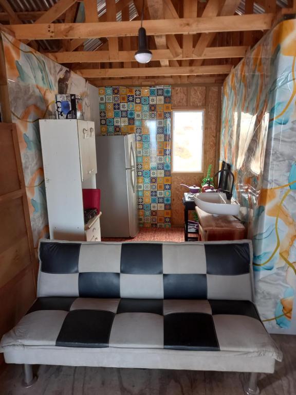 ラ・セレナにあるJpLODGEのキッチンにソファのあるリビングルーム