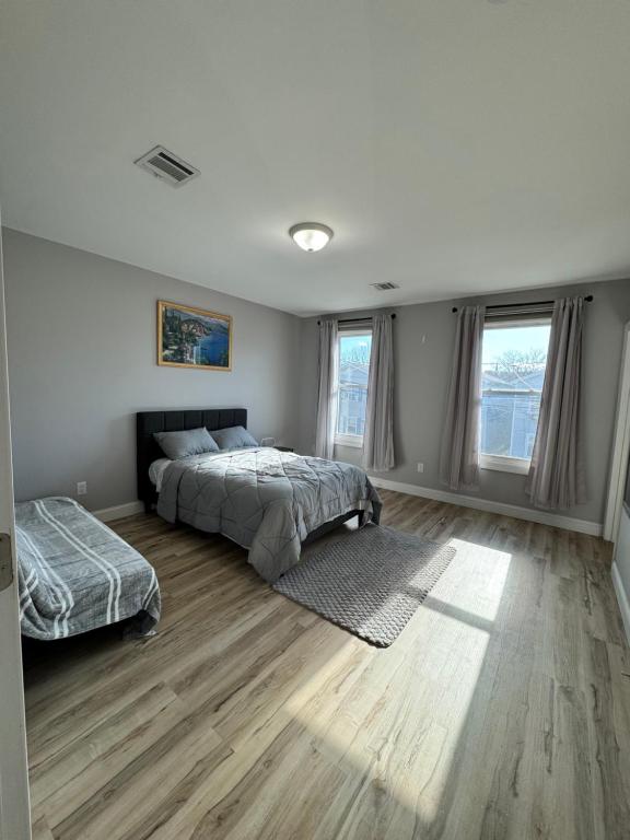 Ένα ή περισσότερα κρεβάτια σε δωμάτιο στο Luxury Modern Apt near NYC for 4 people