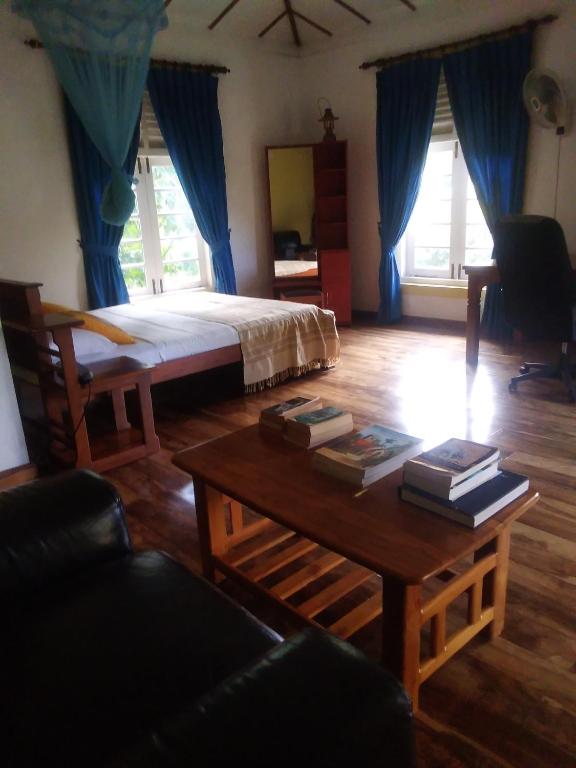 Postel nebo postele na pokoji v ubytování Host In Wegiriya Kandy