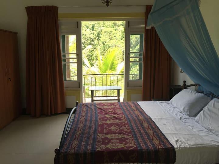 Postel nebo postele na pokoji v ubytování Host In Wegiriya Kandy