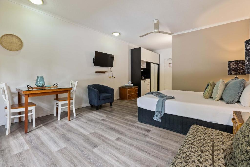 Postel nebo postele na pokoji v ubytování Studio Apartments At TreeTops Port Douglas