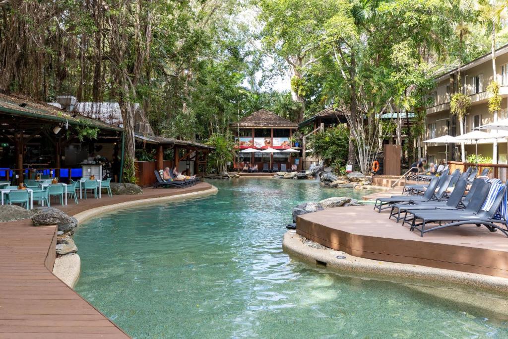 Bazén v ubytování Studio Apartments At TreeTops Port Douglas nebo v jeho okolí