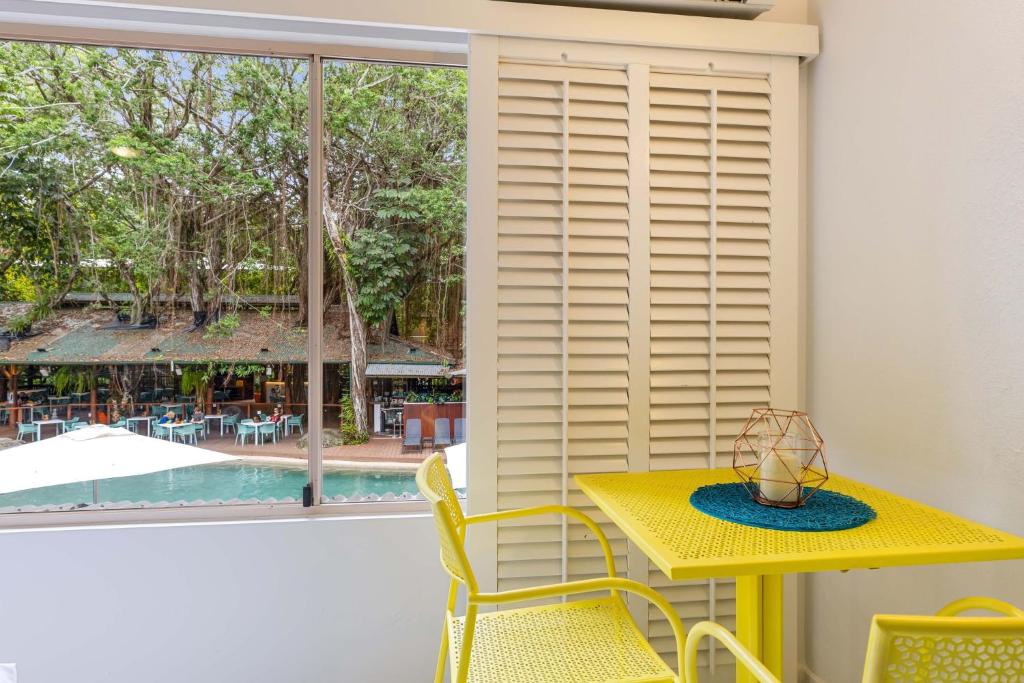 Bazén v ubytování Studio Apartments At TreeTops Port Douglas nebo v jeho okolí