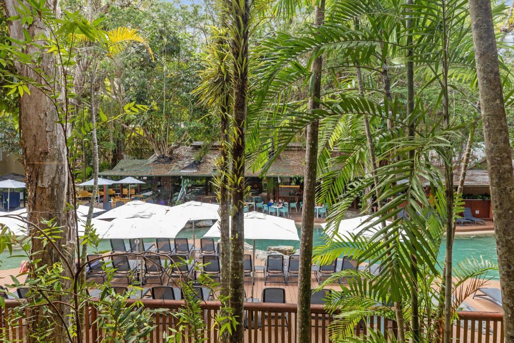 Bazén v ubytování Studio Apartments At TreeTops Port Douglas nebo v jeho okolí