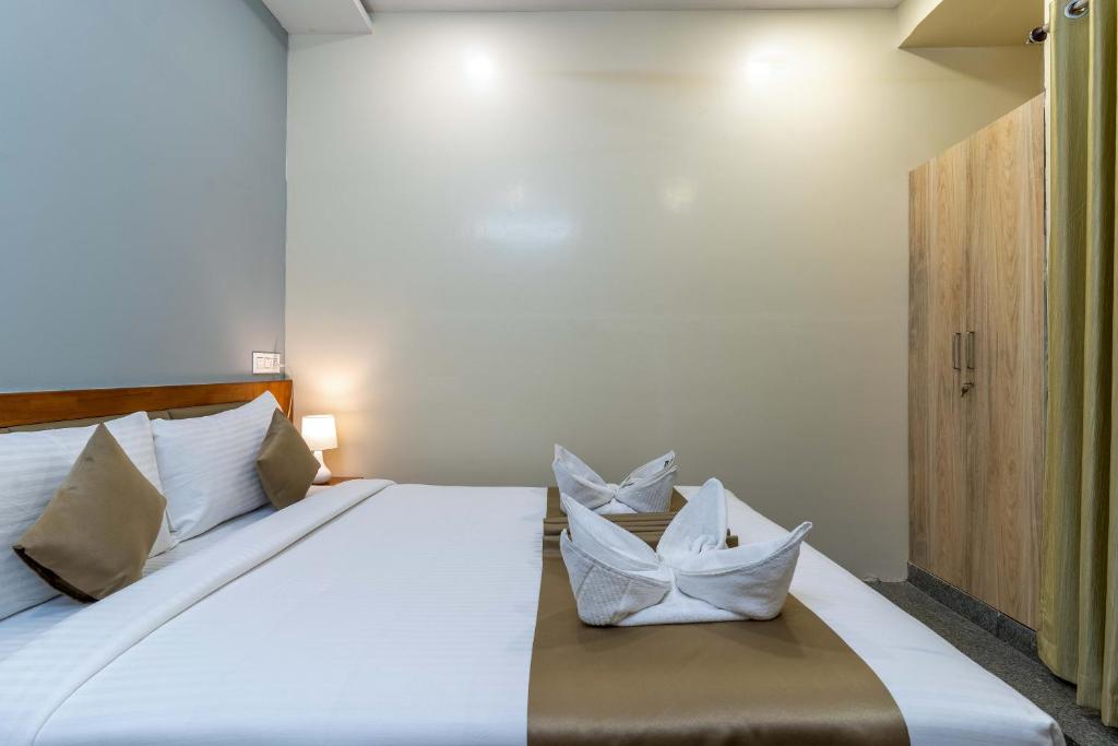 Postel nebo postele na pokoji v ubytování Hotel Chalet, Madiwala