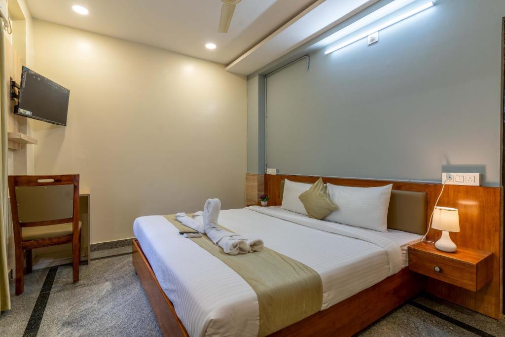 Postel nebo postele na pokoji v ubytování Hotel Chalet, Madiwala