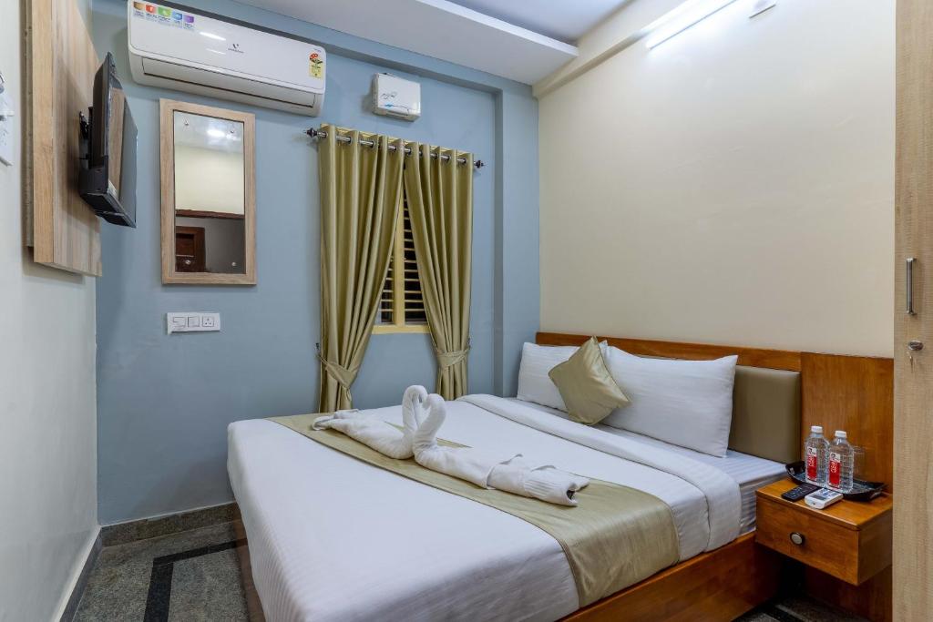 Postel nebo postele na pokoji v ubytování Hotel Chalet, Madiwala