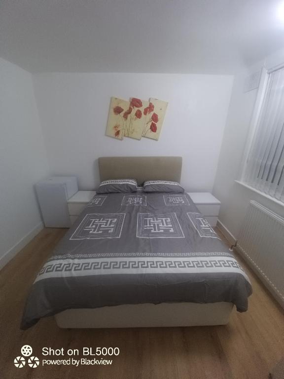 Lovely house for family & group في Wyken: غرفة نوم بها سرير في غرفة بيضاء