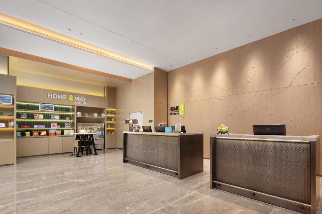 昆明昆明西山希尔顿惠庭酒店的商店的大堂,设有两个前台