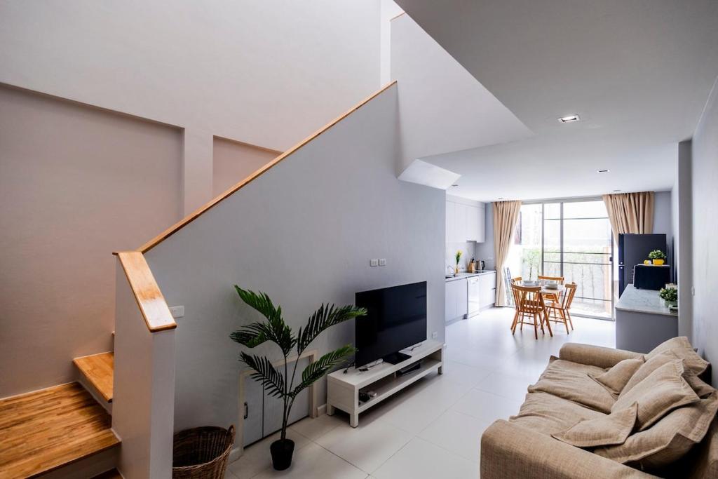 Μια τηλεόραση ή/και κέντρο ψυχαγωγίας στο TownHouse7 2BR MonkeyHill